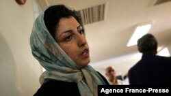 FILE - Aktivis hak asasi oposisi Iran Narges Mohammadi di Pusat Pembela Hak Asasi Manusia di Teheran, 25 Juni 2007. Pemenang Nobel Perdamaian tersebut telah dibebaskan sementara dari penjara karena alasan medis, kata pengacaranya, 4 Desember 2024.