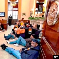 Kongress huzuriga kelgan namoyishchilar