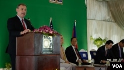 ឯកអគ្គរដ្ឋទូតសហរដ្ឋអាមេរិកប្រចាំ កម្ពុជាលោក William Heidt ថ្លែងក្នុងពិធី ប្រារព្ធខួបលើកទី១១ នៃអ្នកស្ម័គ្រចិត្ត Peace Corps ស្បថចូលបំពេញការងារ កាលពីព្រឹកថ្ងៃសុក្រទី១៥ កញ្ញា ២០១៧ នៅទីក្រុងភ្នំពេញប្រទេសកម្ពុជា។ (ទុំ ម្លិះ/VOA)