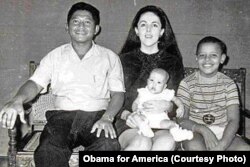 Obama bersama adiknya Maya Soetoro, ibunya Ann Dunham dan ayah tirinya Lolo Soetoro, di Jakarta.
