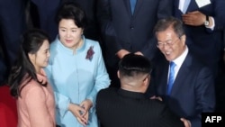 朝鲜领导人金正恩夫妇与韩国总统文在寅夫妇在峰会闭幕式结束前话别(2018年4月27日)