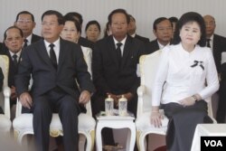 លោកនាយករដ្ឋមន្រ្តី ហ៊ុន សែន និងភរិយា ចូលរួមក្នុងពិធីបូជាសពរបស់លោក សុខ អាន ឧបនាយករដ្ឋមន្រ្តី និងជារដ្ឋមន្រ្តីទទួលបន្ទុកទីស្តីការគណៈរដ្ឋមន្រ្តី កាលពីថ្ងៃទី១៩ ខែមីនា នៅសួនច្បារបុទុមវត្តី។ (ស៊ុន ណារិន/VOA)