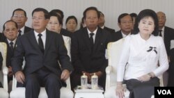 Prime Minister Hun Sen and his wife, Bun Rany, attended the cremation ceremony of Sok An, known as the “minister of many arms,” at Phnom Penh Wat Botum, March 19, 2017. (Sun Narin/VOA Khmer)