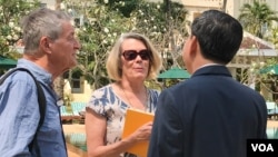 រូបឯកសារ៖ លោកស្រី ​Elizabeth Becker​ អ្នក​កាសែត​អាមេរិក​ដ៏​ល្បី​មួយ​រូប ​និង​ជា​អ្នក​និពន្ធ​ (រូបកណ្តាល)​ និង​លោក ​John Swain​ (រូបខាងឆ្វេង) អ្នក​កាសែត​ជនជាតិ​អង់គ្លេស​ដ៏​ល្បី​ក្នុង​សម័យ ​លន់ ណុល​ និង​ជាតួអង្គ​សំខាន់​ក្នុងរឿង ​«វាលពិឃាត» ​ឈរ​និយាយ​ជា​មួយ​អ្នក​សារព័ត៌មានមុនពេល​សន្និសីទ​សារ​ព័ត៌មានស្តីពីការ​ដាក់​បញ្ចាំងខ្សែភាពយន្ត​រឿង​ «មុន​ដំបូង​ខ្មែរ​ក្រហម​សម្លាប់​ប៉ា​របស់​ខ្ញុំ​»​ នៅ​ខេត្ត​សៀមរាបក្នុង​ថ្ងៃទី​១៨ ខែ​កុម្ភៈ ឆ្នាំ២០១៧។ ​(នៅ វណ្ណារិន/VOA)​