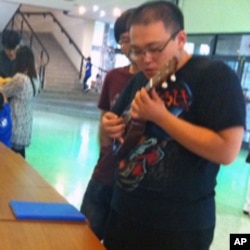 Sound, Size of Ukulele Strikes Right Chord in Asia