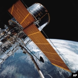 미국 천문학자 에드윈 허블의 이름을 딴 '허블 우주망원경'. 미 항공우주국이 1990년 쏘아 올렸으며, 지구 대기권 밖에서 지구 궤도를 돌면서 천체를 관측하고 있다.