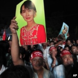昂山素季的支持者们2012年4月在仰光庆祝她领导的缅甸全国民主联盟在补选中获胜
