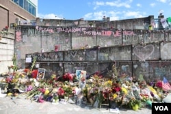 Flowers and memorial writings at the No Nazis rally in Portland. (R. Taylor/VOA)