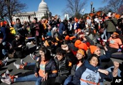 지난 3월 워싱턴 DC의 의사당에서 ‘불법체류 청년 추방유예 제도(DACA)’ 지지자들이 시위하고 있다.