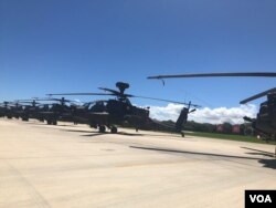 台湾陆军航空29架阿帕奇攻击直升机完成全作战能力的成军目标。（美国之音记者萧洵摄影）