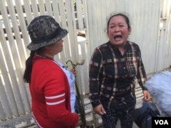 អ្នកស្រី​ គង់ ចន្ថា​ សកម្មជន​ដីធ្លី​នៅតំបន់​បឹង​កក់​ និង​សាក្សី​របស់​អ្នកស្រី ទេព វន្នី​ កាលពីថ្ងៃ​ទី​៨ ខែ សីហា​ ឆ្នាំ​ ២០១៧​ បាន​ស្រែកយំ​នៅមុខសាលាឧទ្ធរណ៍ និង​អំពាវនាវ​ឲ្យ​ប្រទេស​ជាសមាជិក​របស់​អាស៊ានសម្លឹង​មើល​បញ្ហា​សិទ្ធិមនុស្ស​នៅកម្ពុជា។ (ហ៊ុល រស្មី/VOA