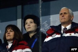 9일 강원도 평창 올림픽스타디움에서 열린 2018 평창동계올림픽 개막식에서 마이크 펜스 미국 부통령과 부인 카렌 여사 뒷줄에 북한 김정은 국무위원장의 동생 김여정 당 중앙위 제1부부장이 앉았다.