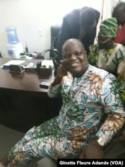 Sébastien Ajavon, à la brigade territoriale le jour de son interpellation, à Cotonou, Bénin, le 30 octobre 2016. (VOA/Ginette Fleure Adande)