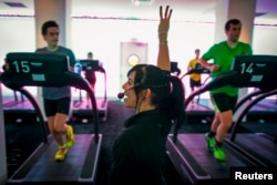 FILE - Jessica Desmond, an instructor at the Mile High Run Club leads an exercise class in New York November 14, 2014. (REUTERS/Brendan McDermid)