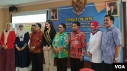 Menteri PPPA Yohana Yembise bersama KPAI, Duta Anti Human Trafficking dalam acara "Bahaya Human Trafficking di tengah Majunya Industri Pariwisata Nasional" , di kantor KPAI, Jakarta, Selasa (9/7) (VOA/Ghita).