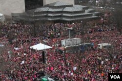 ក្បួន​ដង្ហែរ​ស្ត្រី​ឬ​ដែល​ហៅថា «Women's March‍» នៅ​ក្នុង​រដ្ឋធានី វ៉ាស៊ីនតោន កាលពី​ថ្ងៃទី២១ ខែ​មករា ឆ្នាំ២០១៧។ (រូបថត​ដោយ ស្រេង លក្ខិណា/VOA Khmer)