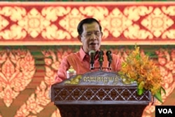 លោក​ នាយក​រដ្ឋមន្ត្រី ហ៊ុន សែន​ ថ្លែង​ទៅកាន់​មហាជន​ ក្នុង​កម្មវិធី​អបអរសាទរ​ការដាក់ប្រសាទ​សំបូរ​ព្រៃគុក​ ក្នុង​បញ្ជីរបេតិកភណ្ឌពិភពលោក​ នៅរាជធានីភ្នំពេញ​ នៅថ្ងៃទី​១៧​ ខែកក្កដា ឆ្នាំ​២០១៧។ (អូន​ ឆេងប៉រ/​ VOA)