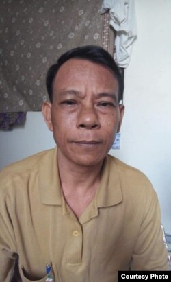 អ្នកស្វែងរកសិទ្ធិជ្រកកោណខ្មែរក្រោម គឺលោក ​ថាច់ ស៊ុង​ អាយុ​ ៥៩ កំពុងអង្គុយក្នុងផ្ទះដែលលោកកំពុងលាក់ខ្លួនក្នុងប្រទេសថៃ។ (រូបភាពផ្តល់ឲ្យ)