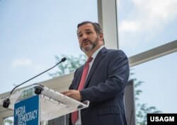 លោកថេត គ្រូស ​(Ted Cruz) សមាជិក​ព្រឹទ្ធសភា​សហរដ្ឋ​អាមេរិក​ប្រចាំ​រដ្ឋ​តិចសាស (Texas) ថ្លែងនៅក្នុងវេទិកា​សារព័ត៌មាន​ដើម្បី​លទ្ធិ​ប្រជាធិប​តេយ្យ​ នៅ​រដ្ឋ​ធានី​វ៉ាស៊ីនតោន កាលពីថ្ងៃទី៧ ខែឧសភា ឆ្នាំ២០១៩។ (រូបថត៖ USAGM)