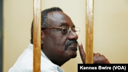 Jenerali David Sejusa akiwa kizimbani kusikiliza kesi yake.