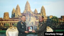 នាយ​ឧត្ដមសេនីយ៍ ប៉ុល សារឿន អគ្គ​មេ​បញ្ជា​ការ​កងយោធពលខេមរភូ​មិន្ទ និង​នាយ​ឧត្ដមសេនីយ៍ Thanchayan Srisuwan អគ្គ​មេ​បញ្ជា​ការ​កងយោធពលភូ​មិន្ទ​ថៃក្នុង​ជំនួបកាលពី​ថ្ងៃ​ទី២២ ខែមិថុនា ឆ្នាំ​២០១៨,​ នៅ​ឯ​រាជធានី​ភ្នំពេញ​។ (រូបថត៖ ទំព័រហ្វេសប៊ុក លោក ប៉ុល សារឿន)