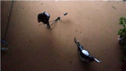 ម៉ូតូ​របស់​ប្រជាពលរដ្ឋ​នៅ​ក្រុង​ព្រះសីហនុ ដែល​បាន​ជន់លិច​ដោយ​ជំនន់​ទឹក​ភ្លៀង​កាល​ពី​ថ្ងៃ​អង្គារ ទី២៤ ខែសីហា ឆ្នាំ២០២១។ (រូបថត​ពីបណ្តាញ​សង្គមហ្វេសប៊ុក)