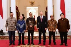 Presiden Joko Widodo didampingi oleh Menko Maritim dan Investasi Luhut Binsar Pandjaitan bertemu dengan Tony Blair dan Masayoshi Son di Istana Merdeka , Jakarta, Jumat (28/2) (Biro Setpres)