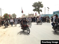 Hibsdagi Nizomiddin Qaysoriyning ozod etilishini talab qilib chiqqan namoyishchilar