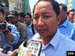 រូបឯកសារ៖ លោក​ អាត់ ធន់ ប្រធាន​សហភាពការងារកម្ពុជា​ (ហ៊ុល រស្មី/VOA)