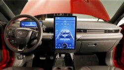 El interior de la versión eléctrica de este Ford Mustang es una oda a la tecnología moderna.