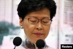 Kepala Eksekutif Hong Kong Carrie Lam dalam konferensi pers, Sabtu (15/6).