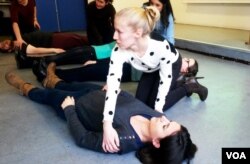 Practicing first aid skills at Montmartre fire station, Jan 19, 2016, (VOA/Lisa Bryant).