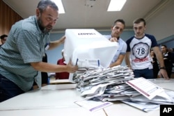 Pripreme za brojanje glasova na biračkom mjestu u Sarajevu, 7. oktobar 2018.