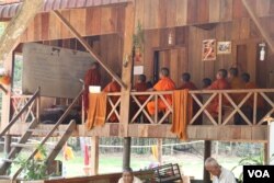 ព្រះសង្ឃកំពុងសិក្សាធម៌ នៅក្នុងវត្តអណ្តូងឥដ្ឋ ស្ថិតក្នុងភូមិថ្មី ឃុំសាមគ្គី ស្រុកប្រាសាទបល្ល័ង្ក ខេត្តកំពង់ធំ។ នៅក្នុងវត្តមួយនេះ មានព្រះសង្ឃចំនួន១២អង្គ ហើយភាគច្រើន ជាព្រះសង្ឃក្មេងៗ។ (ស៊ុន ណារិន/VOA)