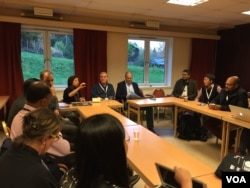 អ្នក​យក​ព័ត៌មាន​ចូល​រួម​កម្មវិធី​ជួប​ជុំ​គ្នា​រវាង​អ្នក​យក​ព័ត៌មាន​ពី​អាស៊ី​នៅ​ក្នុង​ក្រុង​ Lillehammer ប្រទេស​ន័រវែស​កាល​ពី​ថ្ងៃ​ទី​៨ ខែ​តុលា ឆ្នាំ​២០១៥។ (ផន បុប្ឆា/VOA)