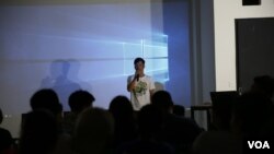 លោក ឈិត វណ្ណាត ស្ថាបនិកសហគមន៍​ផ្លាស្ទិច ធ្វើបទបង្ហាញអំពី​សកម្មភាព​ការងារ​ដើម្បី​កាត់​បន្ថយ​ផ្លាស្ទិច ក្នុង​គោល​ដៅ​ធ្វើ​ឲ្យ​បរិស្ថាន​នៅ​កម្ពុជា​មានភាព​ប្រសើរឡើង ក្នុង​កម្មវិធី ពិធី​បុណ្យគ្មានផ្លាស្ទិច ដែល​ធ្វើ​ឡើង​ក្នុង​រាជធានី​ភ្នំពេញ នៅ​ថ្ងៃទី​២០ ខែកក្កដា ឆ្នាំ​២០១៩។ (កាន់ វិច្ឆិកា/VOA)