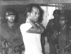 Penangkapan simpatisan PKI (foto: Wikipedia).