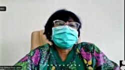 Kepala Bidang Kesehatan Masyarakat, Dinas Kesehatan Provinsi Jawa Timur, drg Fitria Dewi menyebut perlunya komunikasi perubahan perilaku untuk mengatasi persoalan perebakan virus corona. (Foto: VOA/Petrus Riski)