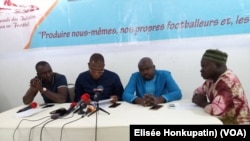 Sosthène Sèflémi, 2e à gauche, élu président de l'Association nationale des initiatives de formation en football (Anif-Football), lors d’un point de presse au milieu d’autres membres du bureau de l’association, au Bénin, 3 août 2018. (VOA/Elisée Honkupati