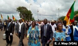 Militants du parti au pouvoir manifestant à Yaoundé contre la sécession du pays, dimanche 1er octobre 2017. (VOA/ E.J. Ntap)