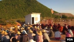 Dân làng biểu tình phản đối việc nới rộng khai thác mỏ đồng của Trung Quốc tại thị trấn Monywa ở vùng tây bắc Miến Điện.