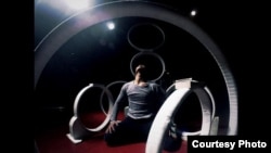 យុវជន សុខ ឌីណា​កំពុង​សម្តែងនៅ​ក្នុង​ទីក្រុង Montreal ប្រទេស​កាណាដា​ កាលពី​ឆ្នាំ២០១៦។ (រូបថត៖សុខ ឌីណា)