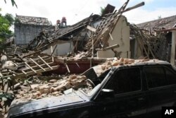 Sebuah rumah terlihat rata dengan tanah pasca gempa kuat di Bantul, Yogyakarta, Sabtu, 27 Mei 2006. (Foto: AP)