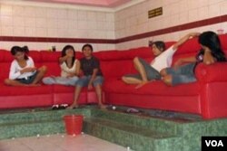 Suasana di salah satu wisma Lokalisasi Dolly Surabaya.