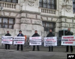 O'zbek muhojirlar Venada namoyish qilib, Qozog'iston va xalqaro hamjamiyatdan adolat, muruvvat so'ramoqda