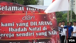 Misa Natal depan istana. (VOA/Fathiyah)