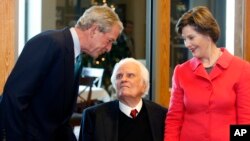 Former president George W. Bush and his wife Laura Bush greet evangelical pastor Billy Graham during a luncheon ahead of a book signing at Billy Graham Bookstore in Charlotte, North Carolina, on Monday, December 20, 2010. (Foto AP/Nell Redmond)