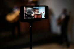 لوگ اپنی ویڈیوز ریکارڈ کر کے میوزیم کو بھیج رہے ہیں تاکہ انہیں بھی ریکارڈ کا حصہ بنایا جا سکے۔ (فائل فوٹو)