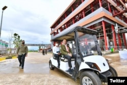 Presiden Jokowi meresmikan pabrik biodiesel PT Jhonlin Group di Tanah Bumbu, Kalsel, 21 Oktober 2021. (Foto: Agus Suparto/Twitter@Jokowi)