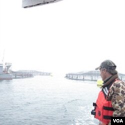 Pengelola perikanan Great Bay Aquaculture, Clayton Coffin, membantu melatih para nelayan komersial menjadi petani ikan.